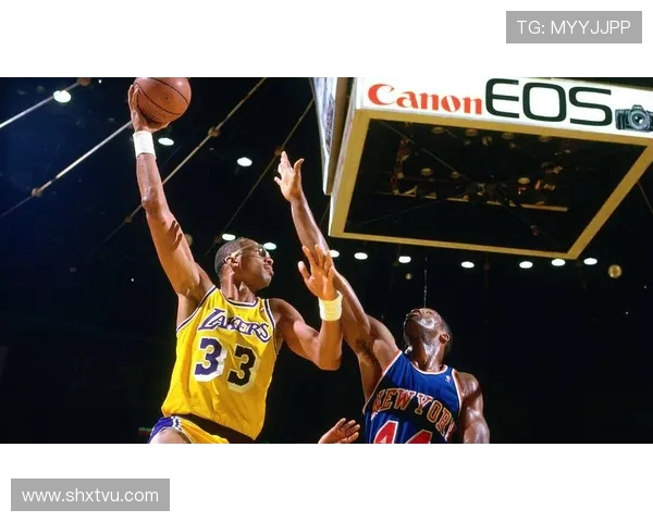 传奇中锋卡里姆阿布杜尔贾巴尔的篮球生涯与精神力量探索