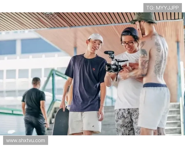 重庆滑板队的区域防守策略解析与滑板热点的深度探讨